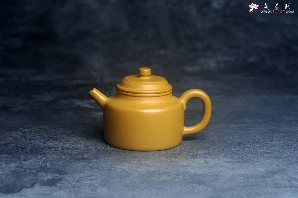 紫砂壶图片：潜力股周小培老师 特好黄金段泥全手工德中壶 - 美壶网