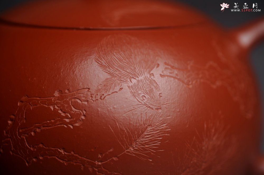 紫砂壶图片：美壶特惠紫砂壶优质朱泥扁西施壶 装饰松针松鼠 秋韵图 - 美壶网