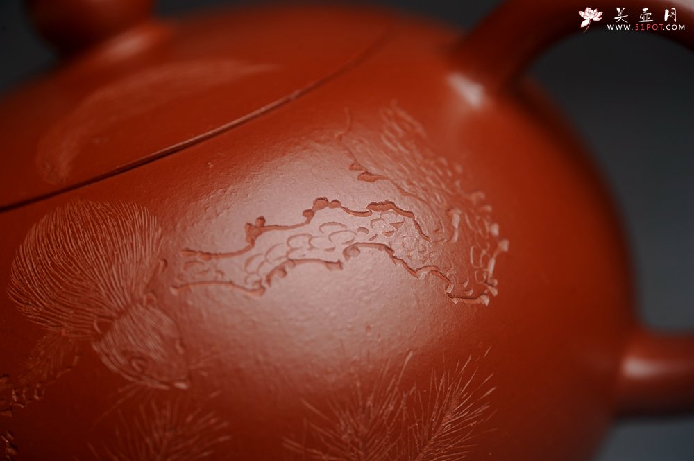 紫砂壶图片：美壶特惠紫砂壶优质朱泥扁西施壶 装饰松针松鼠 秋韵图 - 美壶网