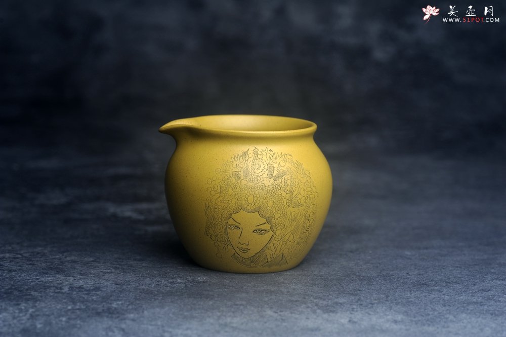 紫砂壶图片：美美公道杯特惠 优质黄金段泥公道杯 装饰美女特养眼 - 美壶网