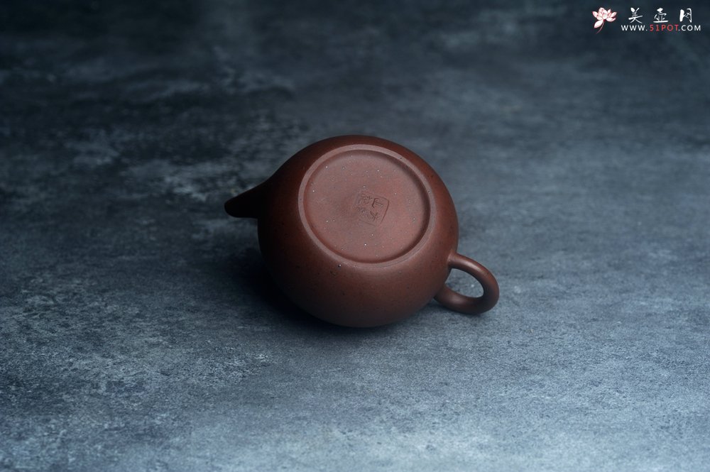 紫砂壶图片：美壶特惠 90年代铁砂老紫泥传统老工艺摹古打造 油性十足 铁质丰富 手工摹古水平壶 独孔 已加过滤网 - 美壶网