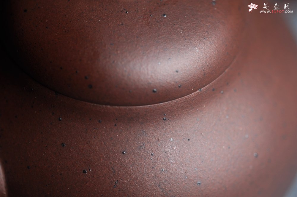 紫砂壶图片：美壶特惠 90年代铁砂老紫泥传统老工艺摹古打造 油性十足 铁质丰富 手工摹古水平壶 独孔 已加过滤网 - 美壶网