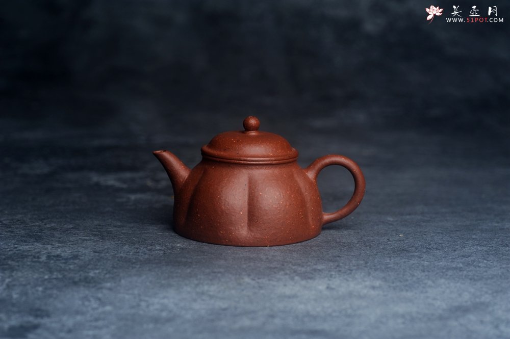 紫砂壶图片：美壶特惠 90年代老料传统老工艺摹古打造 油性十足 铁质丰富 手工摹古菊瓣壶 独孔 已加过滤网 - 美壶网