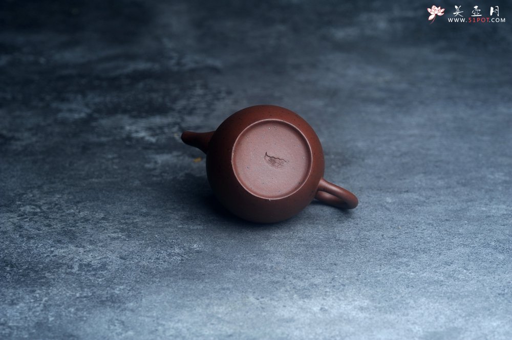 紫砂壶图片：美壶特惠 90年代铁砂老紫泥传统老工艺摹古打造 油性十足 铁质丰富 手工摹古梨形壶 独孔 已加过滤网 - 美壶网