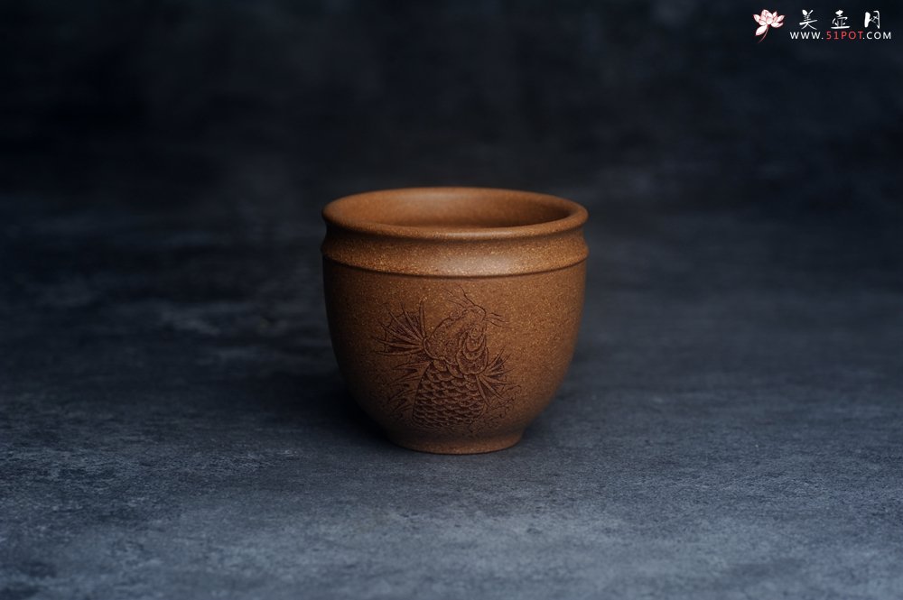 紫砂壶图片：美美杯特惠 精致好段泥主人杯 装饰鱼跃图 特有趣 - 美壶网