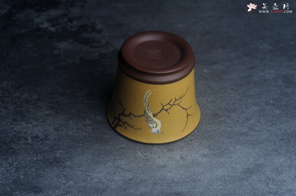 紫砂壶图片：美美杯特惠 精致花鸟紫泥粉黄金段泥主人杯 特文气 - 美壶网