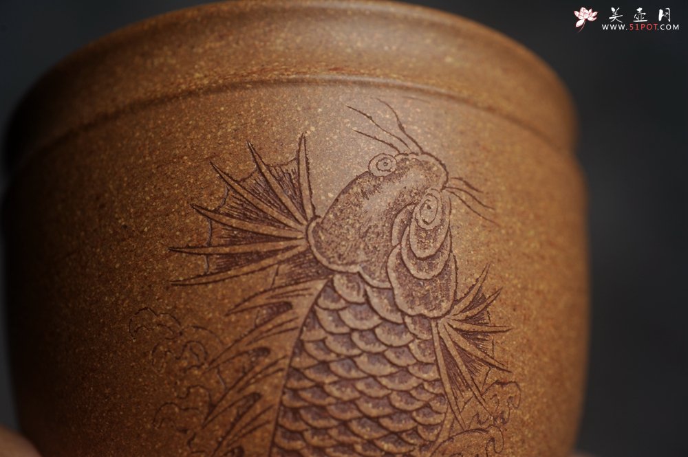 紫砂壶图片：美美杯特惠 精致好段泥主人杯 装饰鱼跃图 特有趣 - 美壶网