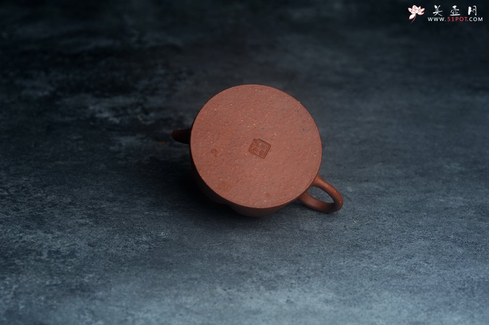 紫砂壶图片：美壶特惠 90年代老料传统老工艺摹古打造 油性十足 铁质丰富 手工摹古菊瓣壶 独孔 已加过滤网 - 美壶网