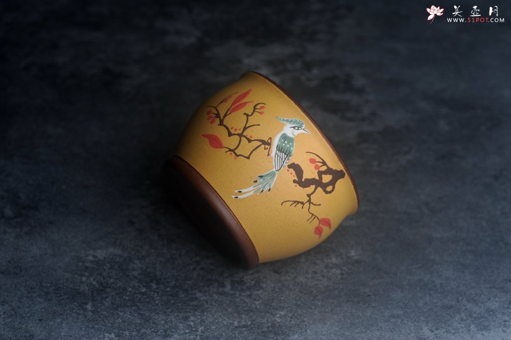 紫砂壶图片：美美杯特惠 精致花鸟紫砂杯 紫泥粉黄金段泥主人杯 茶杯 特文气 - 美壶网