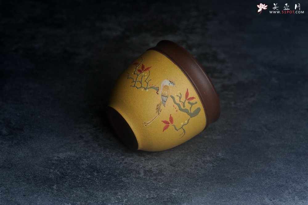 紫砂壶图片：美美杯特惠 精致花鸟紫砂杯 紫泥粉黄金段泥主人杯 茶杯 特文气 - 美壶网