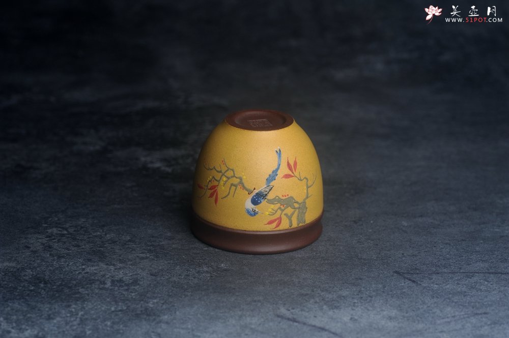 紫砂壶图片：美美杯特惠 精致花鸟紫砂杯 紫泥粉黄金段泥主人杯 茶杯 特文气 - 美壶网