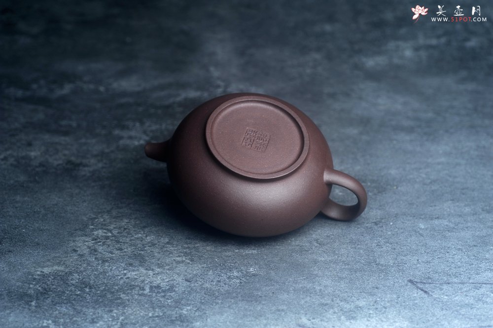 紫砂壶图片：美壶特惠 精致特好青灰泥桥钮合欢壶 茶人醉爱 - 美壶网