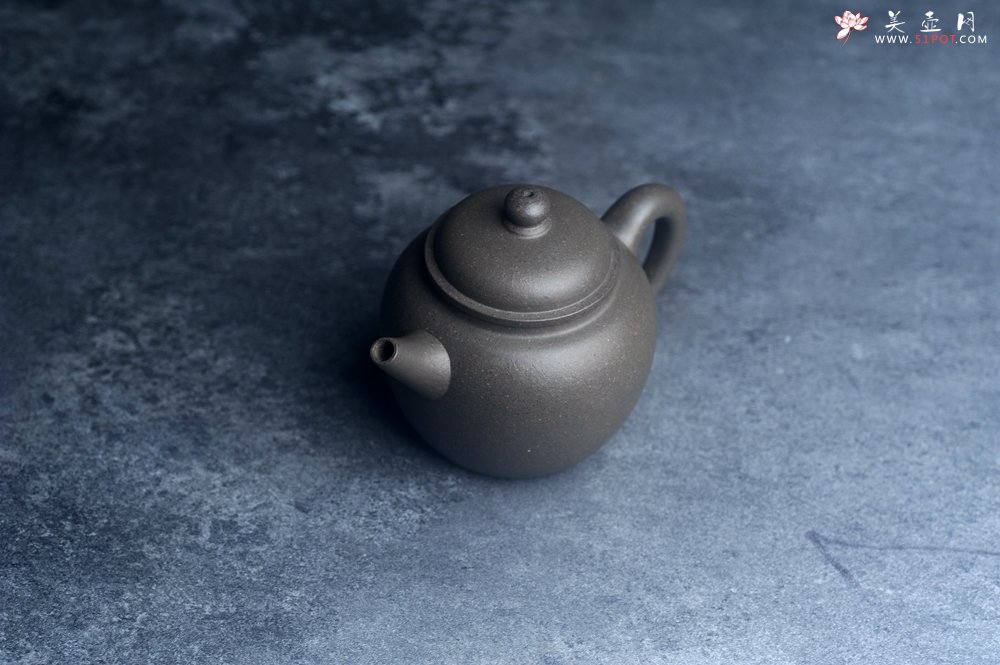紫砂壶图片：美壶特惠 特好青灰段泥高士紫砂壶 茶人醉爱 - 美壶网