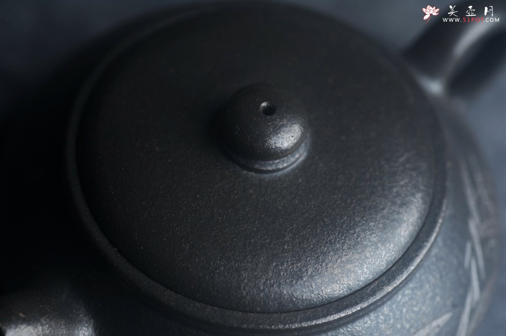 紫砂壶图片：美壶特惠 精品柴烧青灰泥卡盖虚扁紫砂壶刻竹特文气 - 美壶网