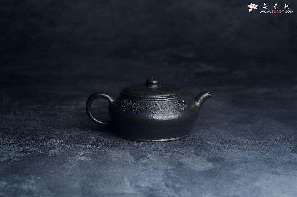 紫砂壶图片：美壶特惠 精品柴烧青灰泥卡盖虚扁紫砂壶刻竹特文气 - 美壶网