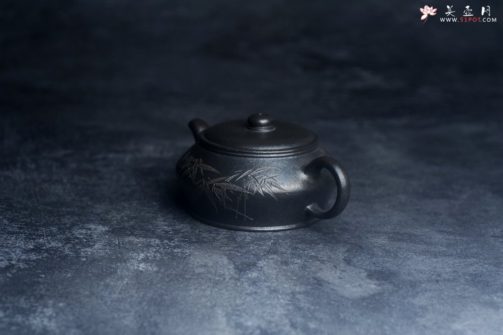 紫砂壶图片：美壶特惠 精品柴烧青灰泥卡盖虚扁紫砂壶刻竹特文气 - 美壶网