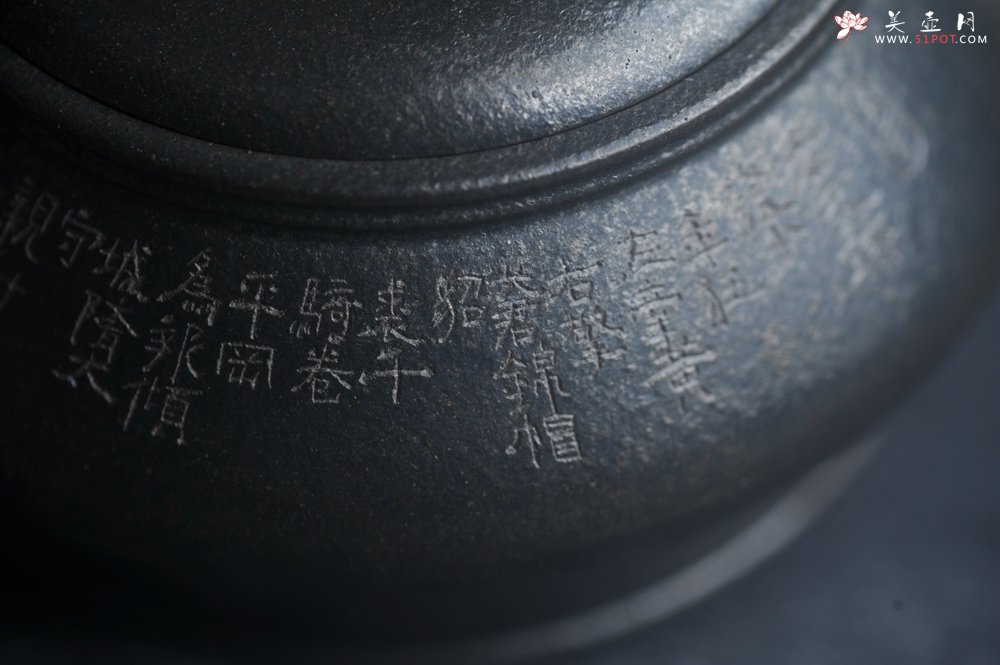 紫砂壶图片：美壶特惠 精品柴烧青灰泥卡盖虚扁紫砂壶刻竹特文气 - 美壶网