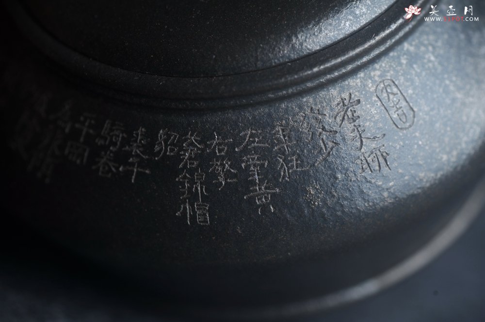 紫砂壶图片：美壶特惠 精品柴烧青灰泥卡盖虚扁紫砂壶刻竹特文气 - 美壶网