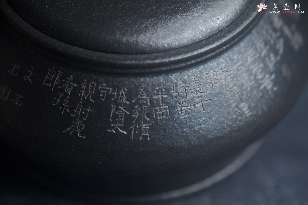 紫砂壶图片：美壶特惠 精品柴烧青灰泥卡盖虚扁紫砂壶刻竹特文气 - 美壶网