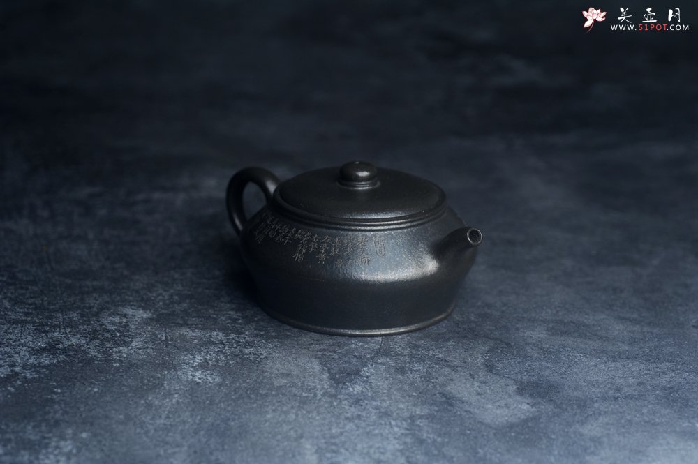 紫砂壶图片：美壶特惠 精品柴烧青灰泥卡盖虚扁紫砂壶刻竹特文气 - 美壶网