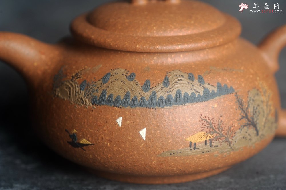 紫砂壶图片：美壶特惠 优质粗砂降坡泥桥钮合欢紫砂壶 泥绘山水 特文气 - 美壶网