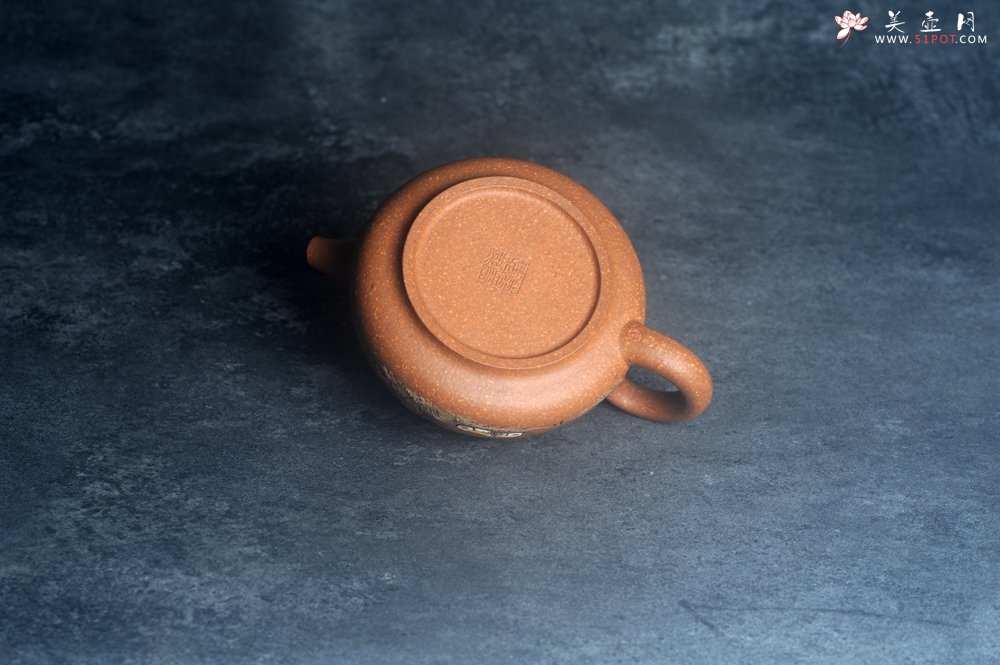 紫砂壶图片：美壶特惠 优质粗砂降坡泥桥钮合欢紫砂壶 泥绘山水 特文气 - 美壶网