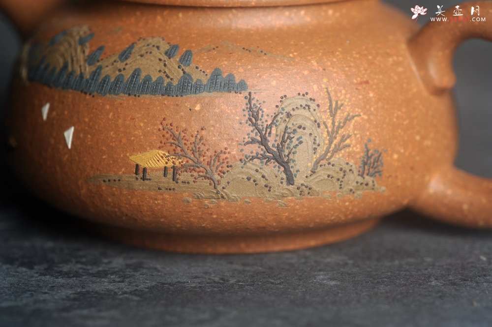 紫砂壶图片：美壶特惠 优质粗砂降坡泥桥钮合欢紫砂壶 泥绘山水 特文气 - 美壶网