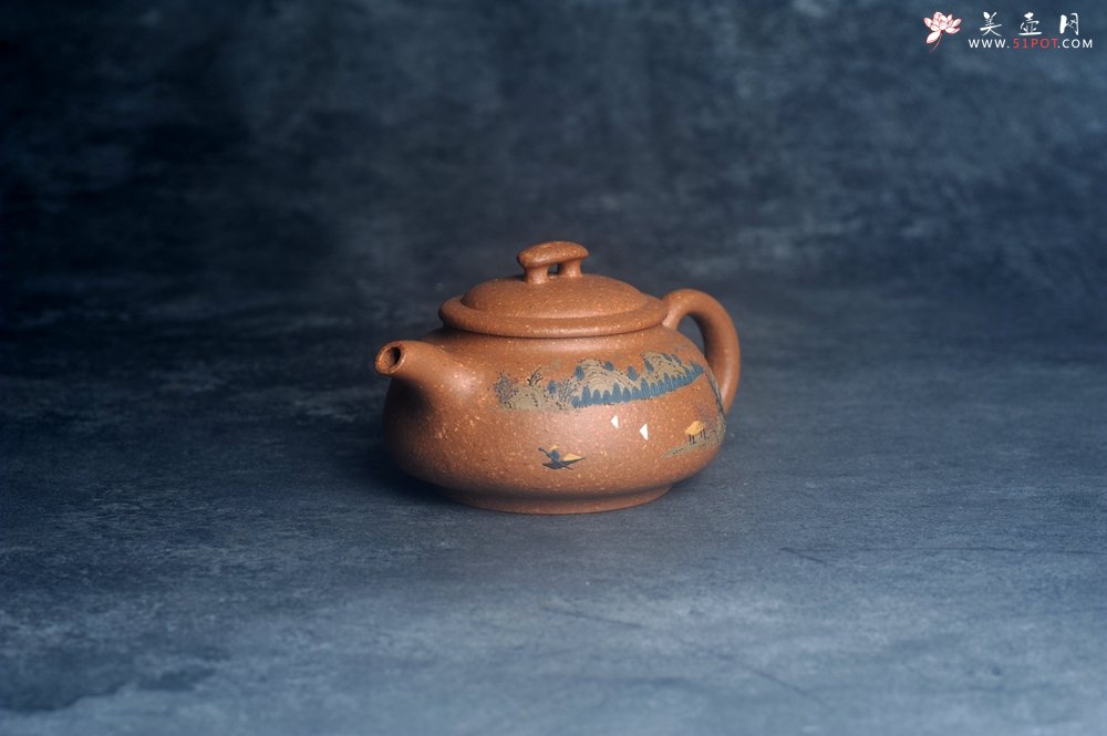 紫砂壶图片：美壶特惠 优质粗砂降坡泥桥钮合欢紫砂壶 泥绘山水 特文气 - 美壶网