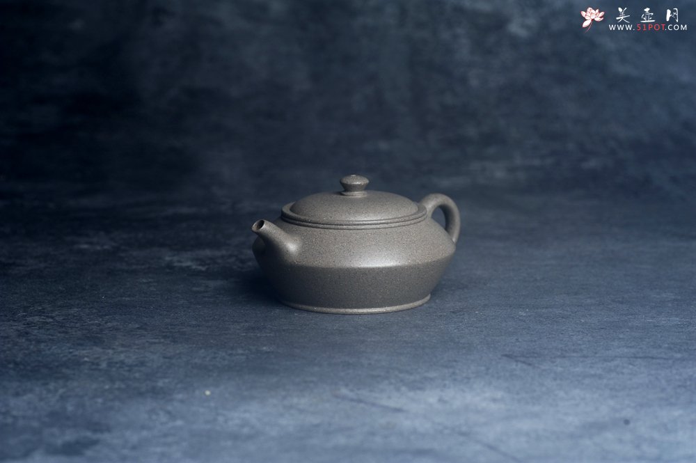 紫砂壶图片：美壶特惠 特好芝麻绿泥小虚扁壶 茶人醉爱 - 美壶网