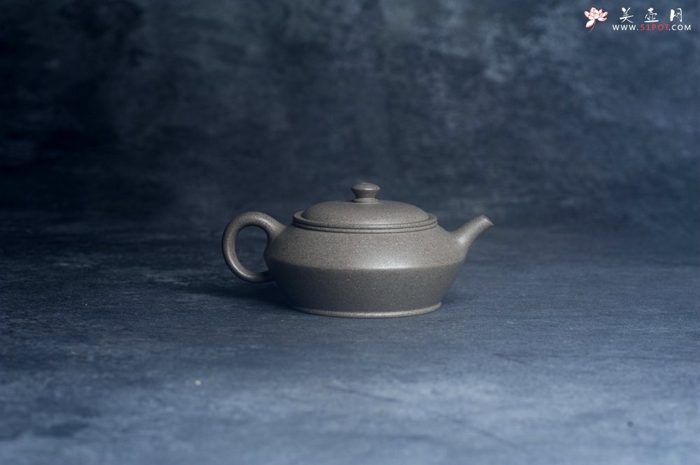 紫砂壶图片：美壶特惠 特好芝麻绿泥小虚扁壶 茶人醉爱 - 美壶网