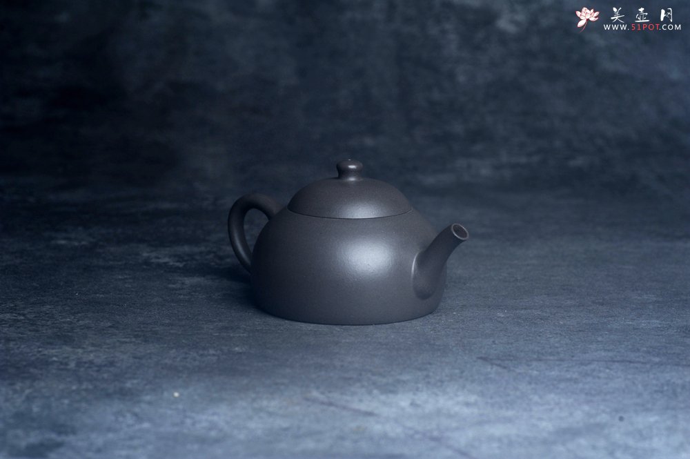 紫砂壶图片：美壶特惠 特好大水潭天青泥精工薄胎半月壶 - 美壶网