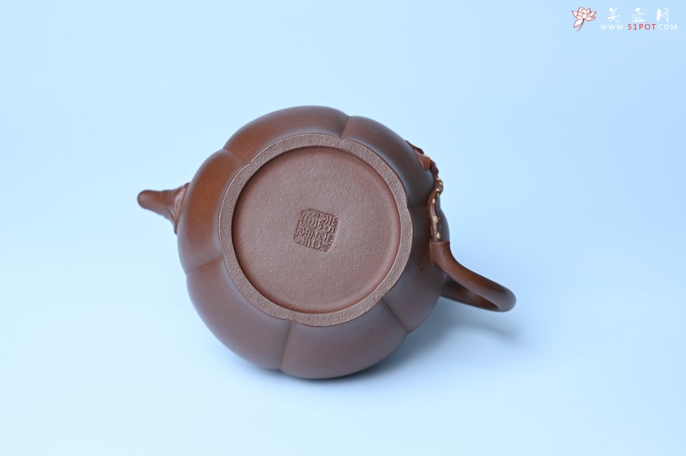 紫砂壶图片：美壶特惠 贴花活灵活现 精致荷花壶 茶人醉爱 - 美壶网