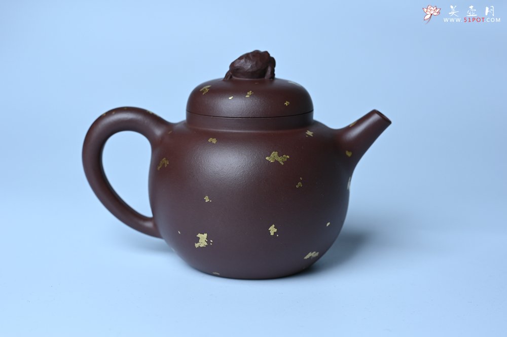 紫砂壶图片：潜力股周小培 全手工原创招财壶200cc 金蟾屹立于壶盖 撒金工艺铺满壶身 寓意黄金落满地 招财进宝 - 美壶网
