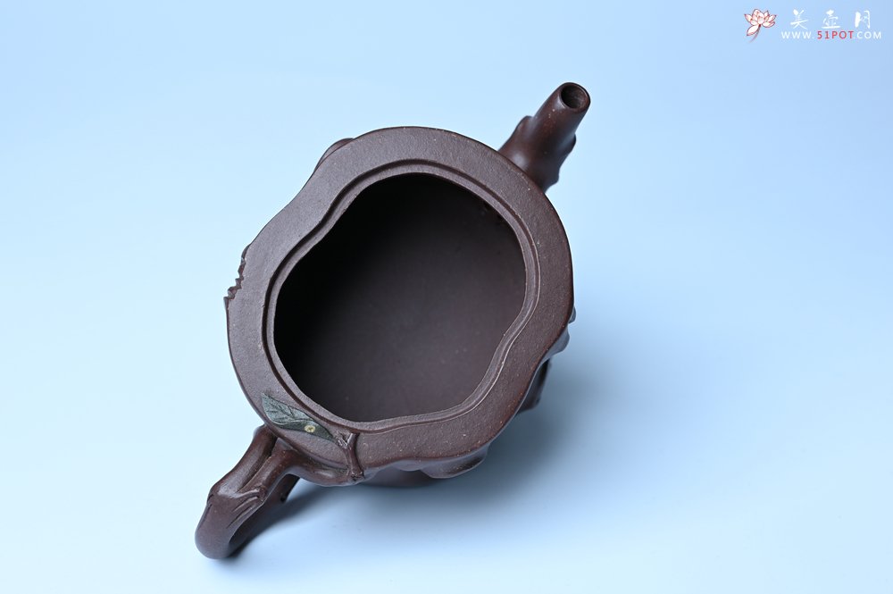 紫砂壶图片：美壶特惠 精致老紫泥佛手壶 肌理生动 底部刻佛手祥云特文气 - 美壶网