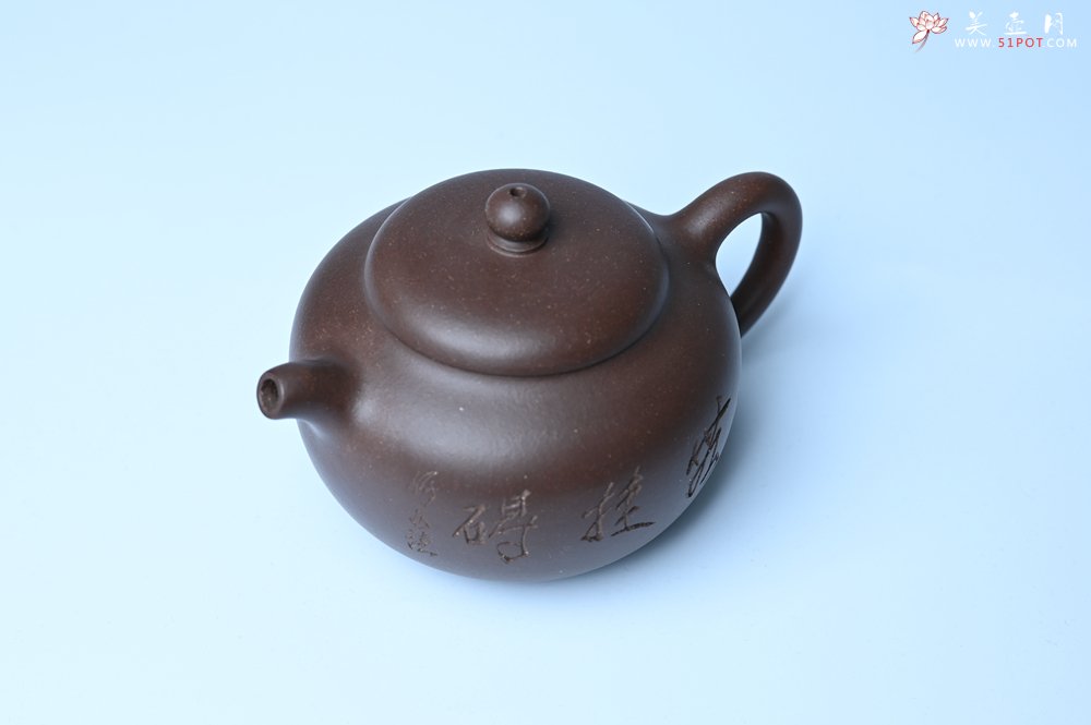 紫砂壶图片：毛国强入室弟子黄云初 特好老紫泥心无挂碍莲子壶 名家何水法书法 刘世涛伯陶刻 - 美壶网