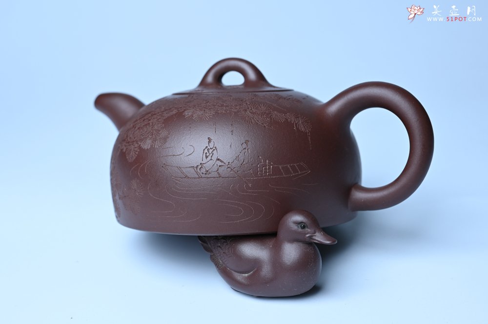 紫砂壶图片：油润底槽清 卡盖难度相当大 全手工半月紫砂壶  君臣一梦,今古空名 但远山长,云山乱,晓山青 - 美壶网