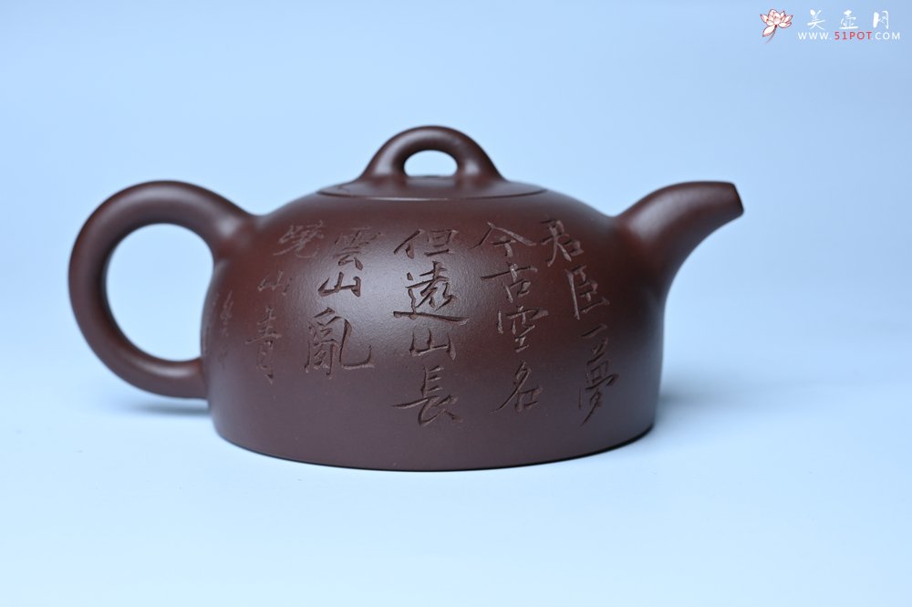 紫砂壶图片：油润底槽清 卡盖难度相当大 全手工半月紫砂壶  君臣一梦,今古空名 但远山长,云山乱,晓山青 - 美壶网