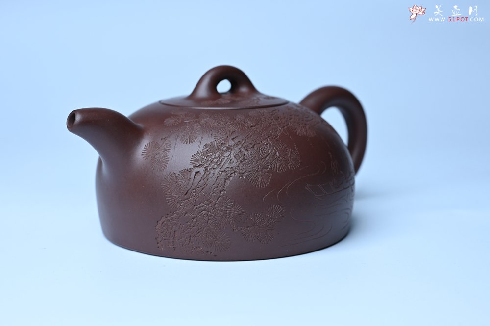 紫砂壶图片：油润底槽清 卡盖难度相当大 全手工半月紫砂壶  君臣一梦,今古空名 但远山长,云山乱,晓山青 - 美壶网