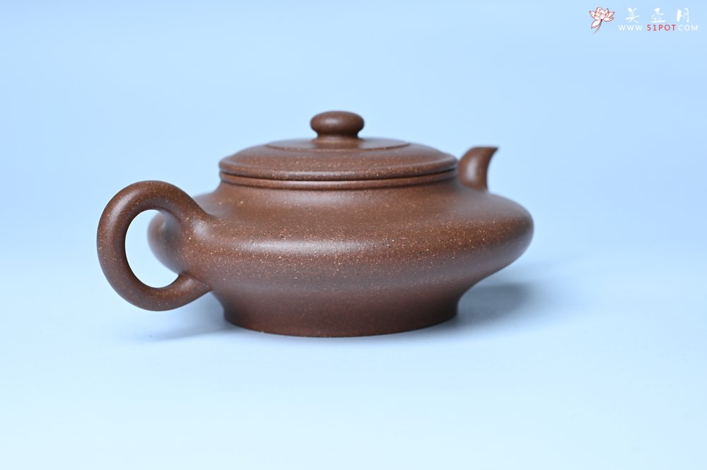 紫砂壶图片：潜力股周小培 特好文革老紫泥 全手工虚扁壶 难度大 好壶期待与您结缘 - 美壶网