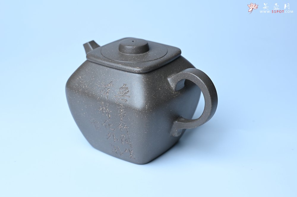 紫砂壶图片：美壶特惠 精致青灰段泥混方巨轮壶 茶壶 无事竹间坐 有情化外游 - 美壶网