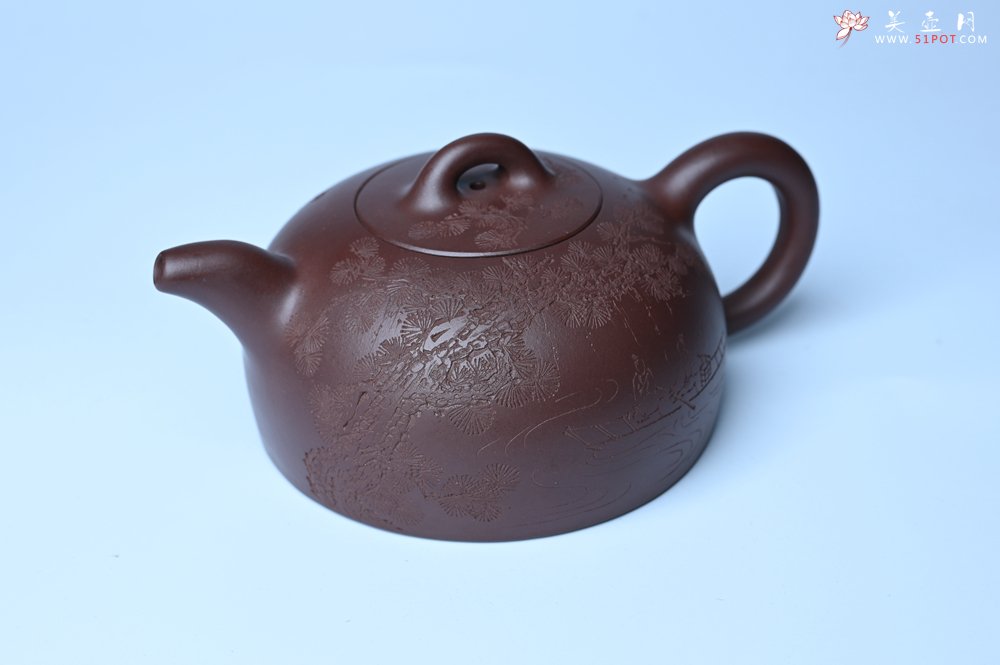 紫砂壶图片：油润底槽清 卡盖难度相当大 全手工半月紫砂壶  君臣一梦,今古空名 但远山长,云山乱,晓山青 - 美壶网