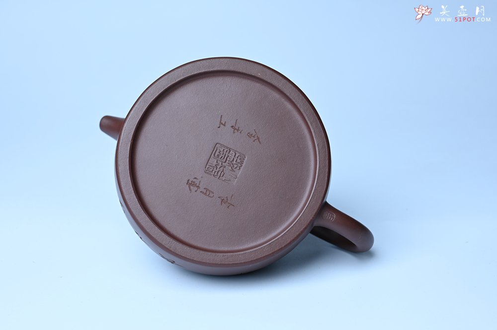 紫砂壶图片：油润底槽清 卡盖难度相当大 全手工半月紫砂壶  君臣一梦,今古空名 但远山长,云山乱,晓山青 - 美壶网