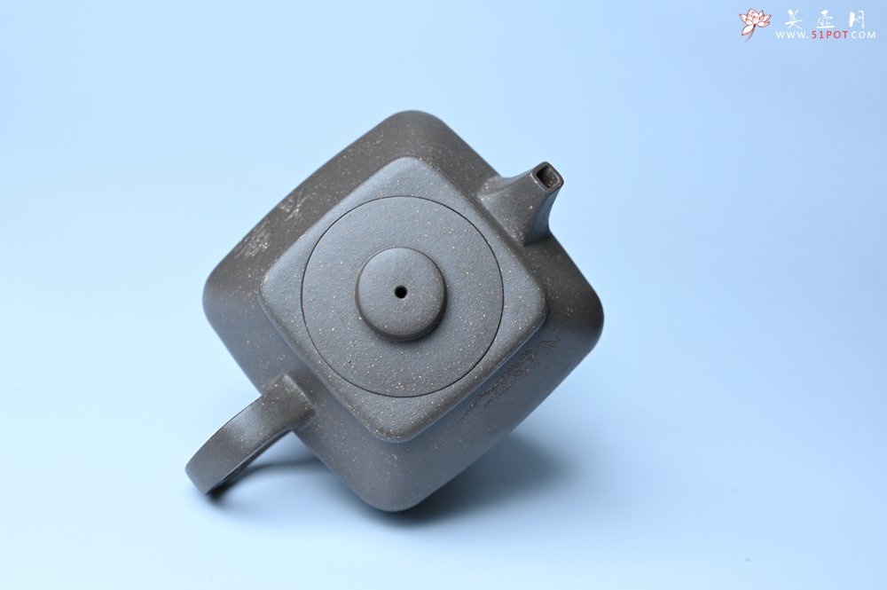 紫砂壶图片：美壶特惠 精致青灰段泥混方巨轮壶 茶壶 无事竹间坐 有情化外游 - 美壶网