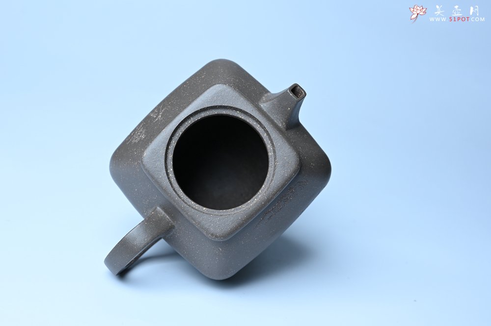 紫砂壶图片：美壶特惠 精致青灰段泥混方巨轮壶 茶壶 无事竹间坐 有情化外游 - 美壶网