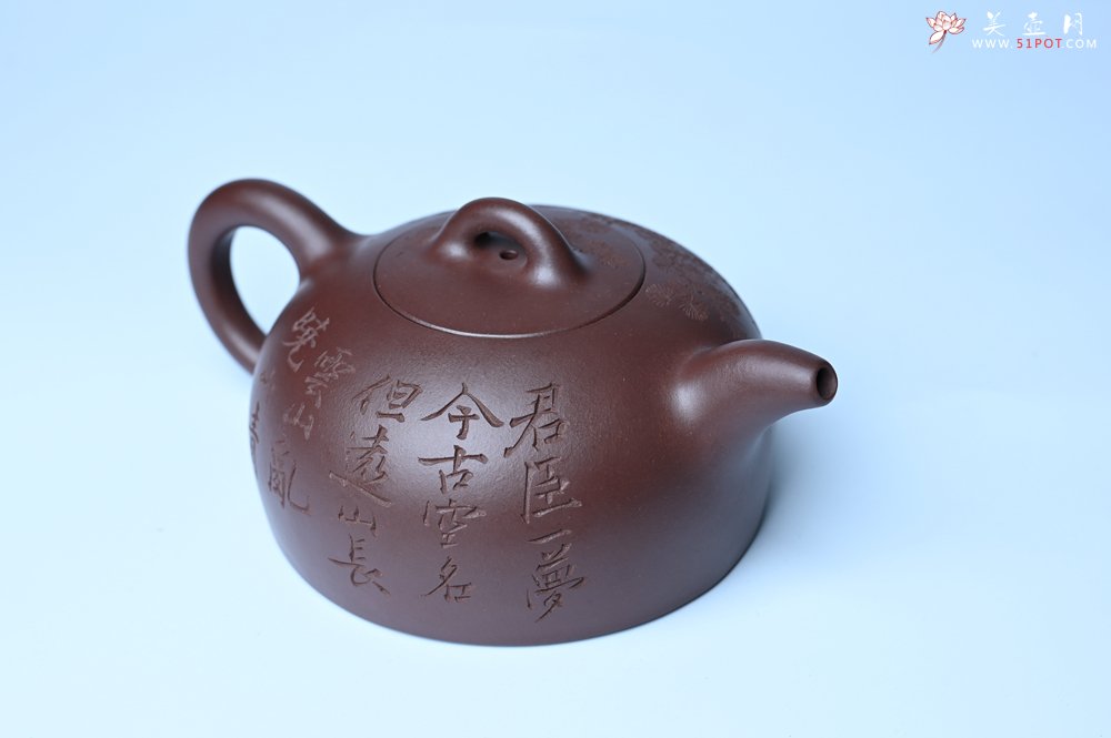 紫砂壶图片：油润底槽清 卡盖难度相当大 全手工半月紫砂壶  君臣一梦,今古空名 但远山长,云山乱,晓山青 - 美壶网