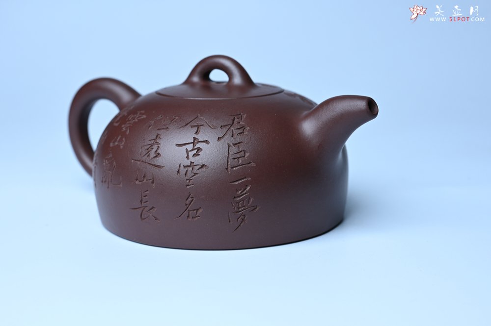 紫砂壶图片：油润底槽清 卡盖难度相当大 全手工半月紫砂壶  君臣一梦,今古空名 但远山长,云山乱,晓山青 - 美壶网