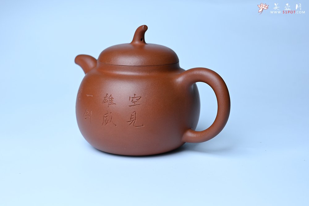 紫砂壶图片：特油润黄龙山小红泥全手工一捺底景舟茄段壶 装饰人物特文气 - 美壶网