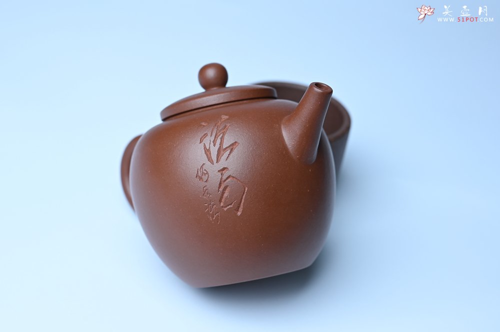 紫砂壶图片：毛国强入室弟子黄云初 特好老紫泥清莲壶 何水法书法清白 刘世涛伯陶刻 - 美壶网