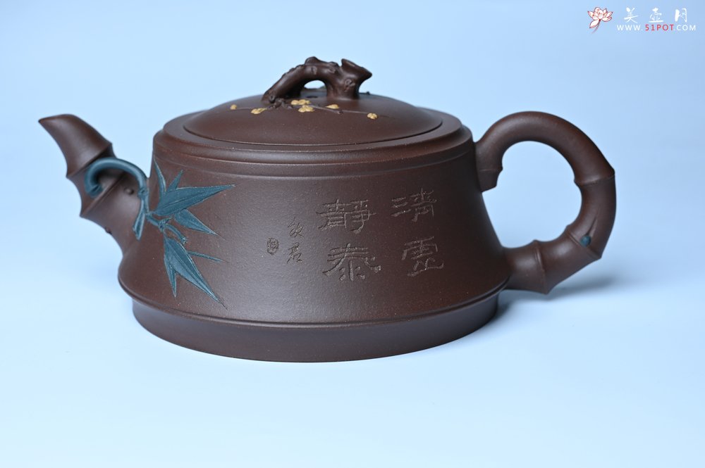 紫砂壶图片：美壶年底特惠 精品松竹梅紫砂壶 清虚静泰 暮色苍茫看劲松 乱云飞渡仍从容 - 美壶网