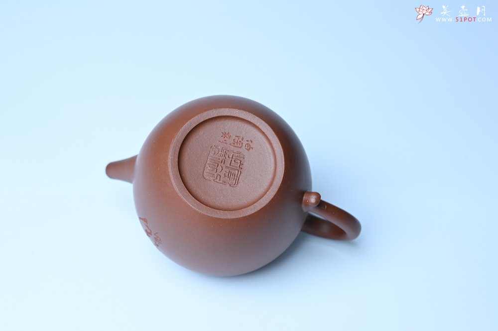 紫砂壶图片：毛国强入室弟子黄云初 特好老紫泥清莲壶 何水法书法清白 刘世涛伯陶刻 - 美壶网